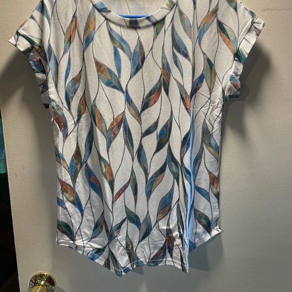 Tops - NWOT Multicolor Leaf Pattern Women's Top